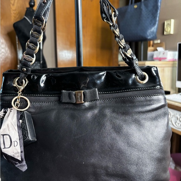 Elegant Ferragamo Black Shoulder Bag with Silver Chain Handles. - Picture 3 of 14